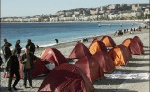 Une proposition de loi du député UMP Georges Fenech "instituant un droit au logement opposable" a été remise mardi à l'Assemblée nationale à Augustin Legrand, fondateur des Enfants de Don Quichotte, qui a souhaité un "consensus politique" contre le "mal-logement".
