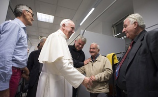Le Pape François a rendu visite à des SDF dans un centre du Vatican jeudi 15 octobre 2015.