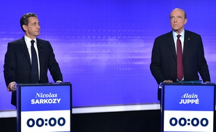 Nicolas Sarkozy et Alain Juppé lors du troisième débat de la primaire à droite, le 17 novembre 2016