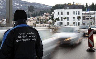 Un garde-frontière suisse vu de dos lors d'un contrôle à n poste frontière. (image d'illustration)