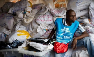 La tension est extrême en République démocratique du Congo où la Commission électorale pourrait annoncer mardi, tard dans la soirée, les résultats complets provisoires de la présidentielle du 28 novembre, qui laissent craindre de violentes réactions dans le camp du perdant.
