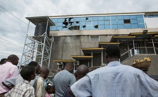 Des locaux devant le cyber-café cible d'une attaque à la grenade à Bujumbura le 14 novembre 2015