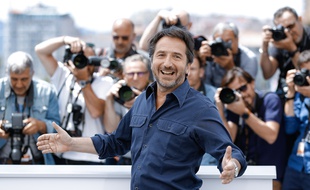 L'auteur et acteur Edouard Baer est le seul maître à bord lors de la cérémonie d'ouverture de Cannes.