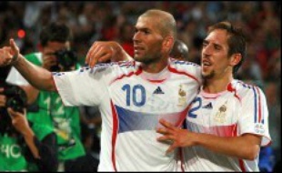 L'équipe de France de football s'est qualifiée pour les quarts de finale du Mondial-2006, où elle rencontrera le Brésil, comme au bon vieux temps, en battant (3-1) mardi à Hanovre l'Espagne, qui a perdu son pari de mettre à la retraite Zinédine Zidane, le Madrilène d'adoption.