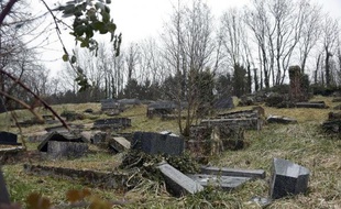 Les tombes profanées du cimetière juif de Sarre-Union, dans le nord-est de la France, le 16 février 2015