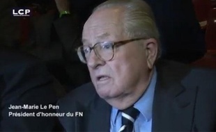 Capture d'écran d'une cidéo LCP où Jean-Marie Le Pen compare le meeting de la Concorde de Sarkozy à Nuremberg.