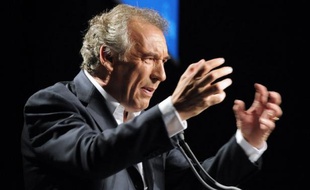 Le président du MoDem, François Bayrou, a estimé jeudi que la crise traversée par l'UMP était un symptôme de "la décomposition de la vie politique en France" qui rappelle "la fin de la IVe République", avec des partis à l'image détériorée qui n'ont pas de "ligne politique claire".