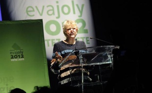 Eva Joly s'est attiré une nouvelle fois des salves de critiques après avoir proposé un jour férié pour les juifs et les musulmans, alors que se multiplient dans son parti les appels à une campagne plus centrée sur l'écologie.