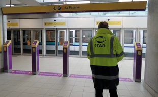 Un agent du Star bloque l'accès à la station Villejean, déserte, pendant l'arrêt du métro à Rennes, le 29 mars 2016.
