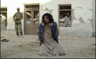 "The road to Guantanamo" de Michael Winterbottom: ce film coup de poing raconte l'odyssée vraie de trois jeunes Britanniques depuis Tripton, petite ville proche de Birmingham, jusqu'à Guantanamo sur l'île de Cuba, via le Pakistan et l'Afghanistan.