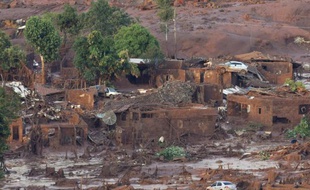 Le village de Bento Rodrigues touché par un tsunami de déchets miniers boueux après la rupture d'un barrage de la compagnie Samarco, le 6 novembre 2015 au Brésil