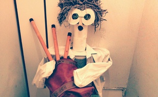 Un joueur de cornemuse, créé par Seb Genre, dans ses toilettes