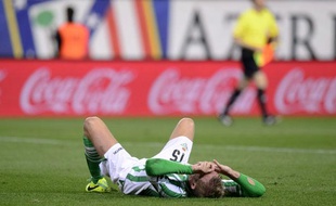 Damien Perquis, le défenseur français du Betis Séville, au sol lors d'un match contre l'Atletico Madrid, le 27 octobre 2013.