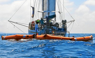 Le voilier tracte le filet à la surface.