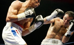 Nettement battu, pour la deuxième fois en 15 mois, dans un combat pour le titre mondial, Brahim Asloum, 28 ans, va devoir prendre le temps de réfléchir à son avenir de boxeur, dans une catégorie des poids mouche qui semble de plus en plus bouchée pour lui.