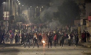 Des heurts ont éclaté entre des jeunes et des forces de l'ordre à Ettadhamen près de Tunis, le 18 janvier 2021.