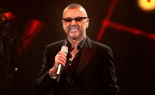 Le chanteur George Michael sur scène.