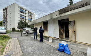 La façade du poste de police municipale installé dans le quartier de la Frayère, à Cannes, a été incendiée
