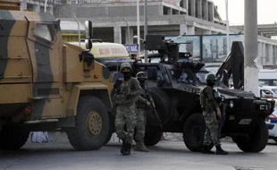 Des soldats turcs dans les rues de Diyarbakir le 9 juin 2015 après des affrontements entre militants kurdes rivaux