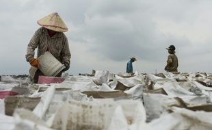 Un site d'extraction et de conditionnement de sable au bord de la rivière Mékong à Ventiane au Laos, le 31 mai 2016