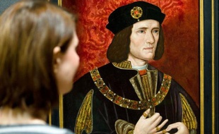 Le squelette déterré il y a plusieurs mois sous un parking de Leicester (centre de l'Angleterre) est bien celui du roi Richard III, ont annoncé lundi les experts de l'université de cette ville, mettant fin à un mystère de plus de cinq siècles sur l'endroit où se trouvait sa dépouille.