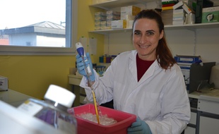 La chercheuse Pascale Bomont, dans son laboratoire à Montpellier