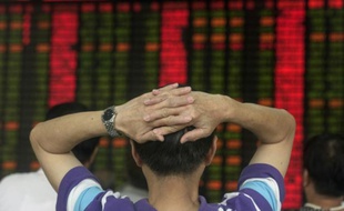 Un investisseur devant le tableau des changes le 1er septembre 2015 à Shangai