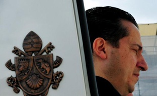 Le majordome du pape arrêté le mois dernier dans le scandale Vatileaks des fuites de documents secrets, risque jusqu'à 6 ans de prison mais peut aussi être gracié "à tout moment" par Benoît XVI, a indiqué mardi à la presse un juge du Vatican.