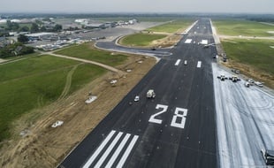 Sa piste principale rénovée, l'aéroport de Rennes va reprendre du service ce lundi.