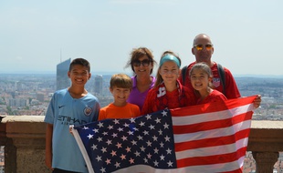 Venu de Los Angeles avec famille et amis, Marcus profite du Mondial pour découvrir Lyon, comme ici autour de la basilique de Fourvière.