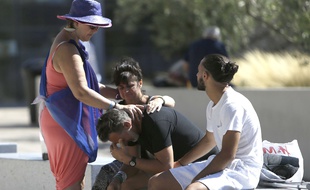 Des familles de victimes attendent des nouvelles devant l'hôpital Pasteur à Nice.
