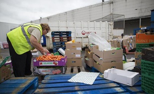 Une employée de l'épicerie sociale de Pontault-Combault (Seine-et-Marne) collecte des denrées au Carrefour d'Ormesson, le 4 juillet 2013.