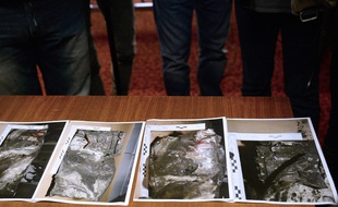 Des photos de la seconde boîte noire du vol de la Germanwings sont montrées aux journalistes