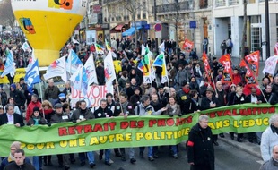 Plusieurs milliers d'enseignants ont manifesté jeudi en France contre le projet de réforme de l'évaluation des professeurs, qui conduit selon eux à une gestion "managériale" de leur profession, et motivait une grève moyennement suivie.