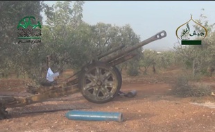 Capture d'écran d'une vidéo diffusée par le Shaam News Network, montrant un le.FH.18 («leichte Feldhaubitze 18»), un obusier léger de calibre 105 mm entré en service dans les forces allemandes en 1935, utilisé par des combattants du Front islamique dans le conflit syrien.