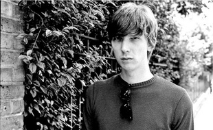 Jeremy Jay a commencé à enregistrer ses compositions dès l'âge de 14 ans.