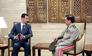 La télévision officielle syrienne a diffusé jeudi des images de Bachar al-Assad au palais présidentiel à Damas, coupant court aux spéculations alimentées par son silence après l'attentat contre son cercle rapproché.