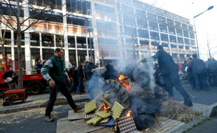 Des agriculteurs manifestent devant l'ASP (Agence de services et de paiement) le 16 février 2016 à Montreuil près de Paris