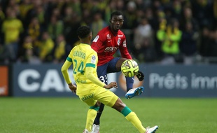 Le milieu du Losc Adama Traoré (en rouge)