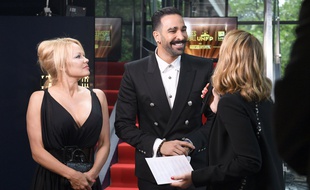 Pamela Anderson et Adil Rami lors des trophées UNFP.