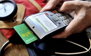 Un médecin fait une télétransmission par carte vitale, en septembre 2013 dans le nord de la France