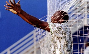 L'ancien attaquant du Nigéria, Rashidi Yekini, lors de la célébration de son but en Coupe du monde contre la Bulgarie, le 21 juin 1994 aux Etats-Unis.