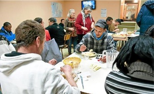 En haut, le centre Tregey, en bas le gymnase de Cenon, qui vient d'ouvrir.