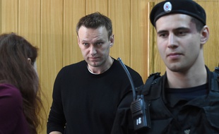 Alexeï Navalny (au centre) lors d'un de ses procès à Moscou le 27 mars 2017.
