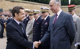France's President Nicolas Sarkozy (L) shakes hands with French magistrate Philippe Courroye during a ceremony marking the 69th anniversary of General De Gaulle's "Appeal of June the 18th" (Appel du 18 juin) during World War II, on June 18, 2009 at the Mont Valerien in Suresnes, near Paris. The 18th June Appeal is De Gaulle's famous speech, in which he urged the French citizens to resist the German occupation during the War. At right, French Defense Minister Herve Morin. AFP PHOTO POOL CHARLES PLATIAU