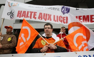 La direction d'Alcatel-Lucent France a détaillé jeudi son plan de sauvegarde de l'emploi (PSE) qui supprime 934 postes au lieu de 996 annoncés précédemment, via un plan de départ "basé sur le volontariat", a-t-on appris auprès de la direction et des syndicats.
