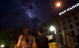 Une enseigne de la banque française BNP-Paribas par une nuit d'orage le 8 juin 2014 à Paris