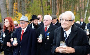 Soixante-dix ans après la révolte du camp de Sobibor, plusieurs centaines de personnes dont trois survivants et de jeunes Israéliens, ont rendu hommage lundi aux victimes de ce camp de la mort installé par l'Allemagne nazie dans l'est de la Pologne.