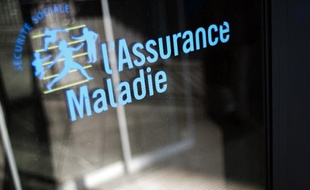 Photo prise le 23 octobre 2012 à Paris du logo de l'Assurance Maladie devant un batiment de la Caisse primaire d'Assurance Maladie (CPAM)