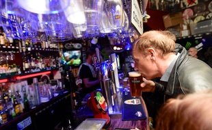 Un bar parisien quelques jours après les attentats